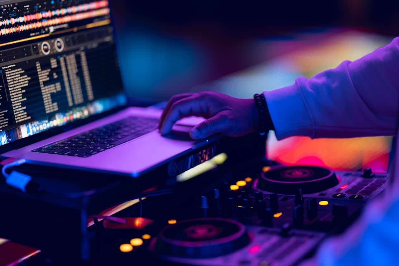 DJ